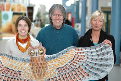Freuen sich schon auf die Eröffnung der Drachen-Ausstellung im Vorfeld des Grömitzer Oster-Drachenfestes: Iris Kronberg vom Tourismus-Service Grömitz (links), Drachenexperte Lutz Treczoks und Helen Kolbaum, Projektleiterin der Firma EPM (Events Promotion Marketing) aus Bad Oldesloe. Foto: <b>TA</b>