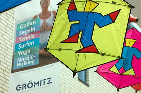 Im Grömitzer Kur- und Badezentrum sind jetzt bis Ostern rund 30 Drachen zu sehen und werben für die Veranstaltung. Darunter viele Kastendrachen, aber auch Steiff-Drachen (mit Knopf!) und Nachbauten klassischer Arbeits-Drachen. Foto: <b>KARL ERHARD VÖGELE</b>