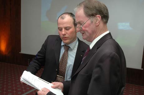 Kurdirektor Uwe Kirchhoff (links), hier mit dem Vorsitzenden des Kurbetriebs-Ausschusses Klaus Petersen, bedankte sich besonders bei seiner Mannschaft um Heike Johswich für die aussergewöhnlich schnelle Zusammenstellung der Unterlagen für den Förderantrag. Foto: <b>TA</b>
