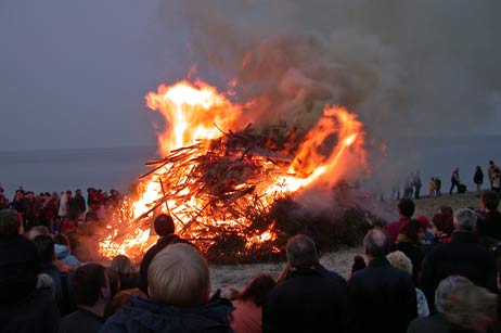 Ein großes Osterfeuer am Strand, wie hier in Niendorf, ist immer eine Attraktion. Jetzt soll es in Travemünde gleich zwei solche Feuer geben. Foto: <b>ARCHIV TA</b>