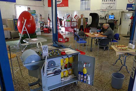 Ei in der Werkstatt: Bei RAS gab es am Samstagvormittag einen Aktionstag zum Ostereier-Bemalen. Mit Schoko-Eiern und gesundem Obst für die Kinder. Und Sekt für die Großen. Foto: <b>KARL ERHARD VÖGELE</b>