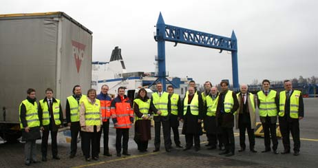 Beim Treffen der Projektpartner mit dem Projektträger (TÜV Rheinland Consulting GmbH) wurde auch der Travemünder Skandinavienkai besichtigt. Foto: <b>LHG</b>