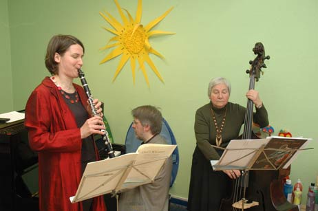 Stefanie Hiller-Silberbach (Klarinette), Olaf Silberbach (Klavier) und Christa Kirchner (Kontrabass) gaben zur Feierstunde ein Konzert für die Kinder und Gäste. Foto: <b>TA</b>