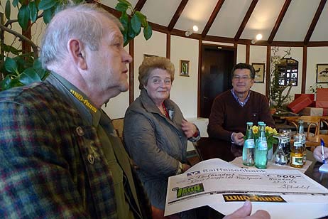Besprechung im Café des Vogelparks, das geöffnet bleiben darf: Karsten Honhold, Gisela Steinhardt und Massimo Menghini. Foto: <b>KARL ERHARD VÖGELE</b>