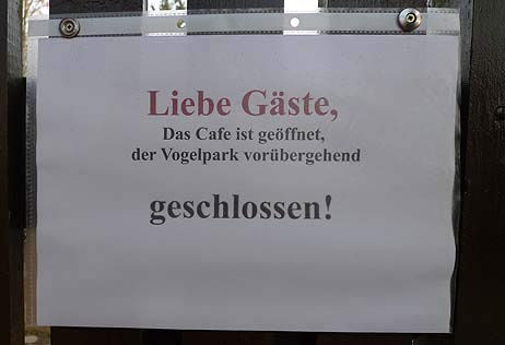 Schild am Eingang des Vogelparks. Die Betreiber hoffen, noch vor Ostern wieder öffnen zu können. Foto: <b>KARL ERHARD VÖGELE</b>