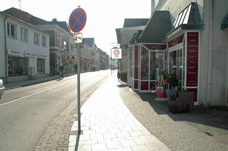 Eigentlich herrscht in der Rose von den Bahnschienen bis zur Kurgartenstraße absolutes Halteverbot, das Verkehrsschild droht sogar mit dem Abschleppwagen. Foto: <b>TA</b>