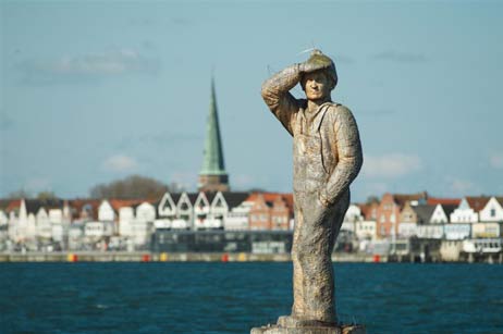 Ergraut an der rauen Seeluft, aber immer noch mit sehnsüchtigem Blick: »Fiete« ist ein Denkmal für den einfachen Seemann. Foto: <b>KARL ERHARD VÖGELE</b>