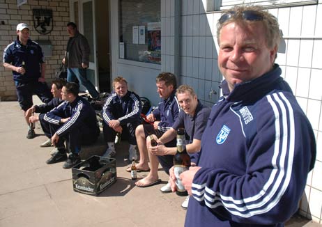 Der TUS Lübeck kam nicht. Travemündes Trainer Jogi Eilers und seine Männer machten es sich bei Kaltgetränken in der Sonne vorm Clubhaus bequem. Foto: <b>TA</b>