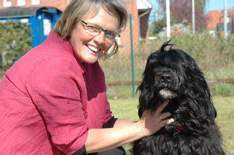 Ein liebes, freches Kerlchen hat Ina Werner-Esser sich da ins Haus geholt. Ihr Portugiesischer Wasserhund »Enzo« ist 14 Monate alt. Seit ein Wasserhund im Weißen Haus lebt, wird die Musiklehrerin ständig auf ihren Hund angesprochen. Foto: <b>TA</b>