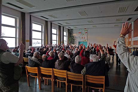 Praktisch einstimmig begrüßen die anwesenden Bürger eine von der Interessengemeinschaft Fähr-Tarife vorgeschlagene angemeldete Anti-Demo gegen die Fährtarife.