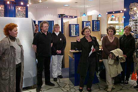 Kultursenatorin Annette Borns (3.v.r.) in ihrem Beitrag zur Stadtgalerie, in dem sie der Künstlerin für ihren Einsatz dankt und auch die Mithilfe vieler Anderer, insbesondere der Gewerbetreibenden mit einschließt.