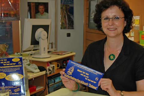 Corinna Eichler von der Travemünder Buchhandlung Nitz hat es bereits vorrätig, das neue Gutschein-Scheckbuch. Foto: <b>TA</b>