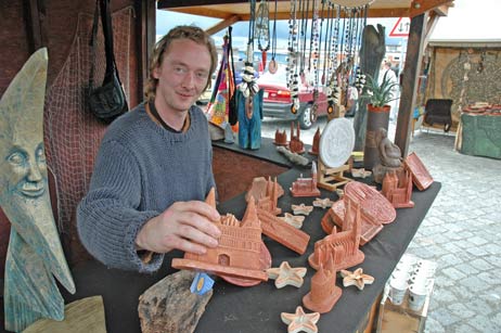 Wolfgang Scheel hatte im Vorjahr Keramiken auf dem Mittelalterlichen Markt angeboten, hatte wie alle Teilnehmer mit dem Wasser von oben zu kämpfen: Sogar seine Visitenkarten waren im Dauerregen aufgeweicht. Das Holstentor ist zum Glück aus Ton und kann Regen ab. Für dieses Jahr wird auf besseres Wetter gehofft. Foto: <b>ARCHIV TA</b>