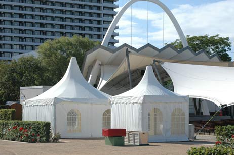 Bereits am Samstag begann der Aufbau der weißen Pagodenzelte. Am Sonntag wird im Bürgmanngarten das Kiwanis-Kinderfest gefeiert. Foto: <b>TA</b>