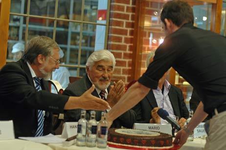 Schauspieler Mario Adorf feierte heute seinen 79. Geburtstag. Bei der Pressekonferenz in der Lübecker Niederegger Marzipanfabrik, wo zur Zeit Dreharbeiten zu »Der letzte Patriarch« (Arbeitstitel) stattfinden, wurde er mit einer großen Marzipantorte überrascht. Die Ufa-Produktion, ein aufwändiger Fernseh-Zweiteiler, wird voraussichtlich in einem Jahr zu Adorfs 80. Geburtstag in der ARD ausgestrahlt. Foto: <b>TA</b>
