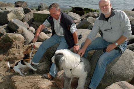 Willy und Paulchen mit ihren Herrchen Rudi und Jörg beim Pressetermin nach dem Sturmschaden am berühmten Travemünder Badesteg für Hunde. Foto: <b>TA</b>