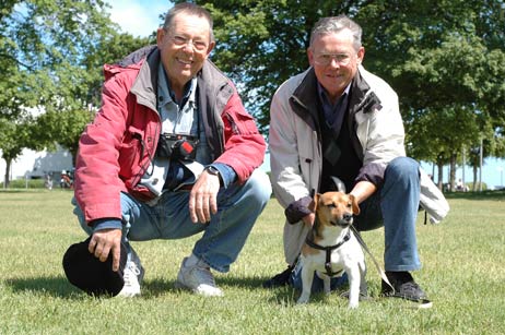 Willy bei einem Pressetermin zum Thema Hunde-Freilaufflächen mit Rudi und Karl von der Arbeitsgruppe des Ortsrates. Foto: <b>TA</b>