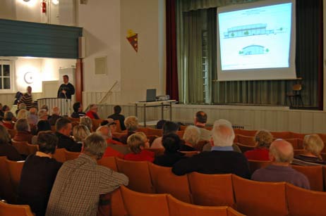 TSV-Chef Markus Hellwich, Schatzmeister Klaus Petersen und der Lübecker Architekt Frank Wiechmann stellten das Projekt vor. Foto: <b>TA</b>