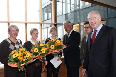 Björn Engholm (Mitte) und Hans Gerd Gieleßen (re.) dankten Sabrina Lüth, Isabel Mielke und Inga Hause (v.li) für ihre Leistungen. Felix Klingbiel (2.v.re.) wurde bereits 2007 Landesbester. Foto: <b>ROLF KLEIN</b>