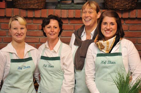 Feiern Hofladen-Geburtstag: Die Auszubildende Mareike, Mitarbeiterin Michaela Przywara, Inhaberin Birthe Thorn und Tochter Katharina Thorn. Foto: <b>TA</b>