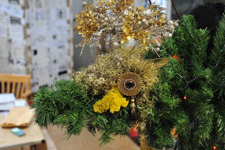 Weihnachtbaum-Frau mit Scheinheiligen-Schein: Die Travemünder Künstlerin Ilse Korzitzki hat sich mit den Einheits-Buden auf dem Lübecker Weihnachtsmarkt auseinandergesetzt. Fotos: <b>TA</b>