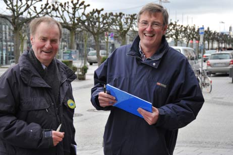 In der Vorderreihe waren im Dezember Klaus Petersen (CDU) und Thomas Misch (BfL) persönlich unterwegs, sammelten Unterschriften für den Flughafen. Die Passanten reagierten sehr positiv. Foto: <b>TA</b>