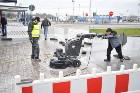 Das Kopfsteinpflaster wird geschliffen. Dann brauchen ältere Mitbürger mit den Rollatoren nicht mehr auf die Straße ausweichen. Fotos: <b>TA</b>