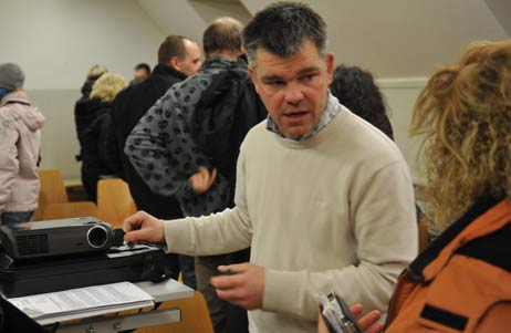 Rektor Thomas Panten gab beim Informationsabend eine Übersicht über die Lübecker Schullandschaft und das Anmelde-Prozedere. Foto: <b>TA</b>