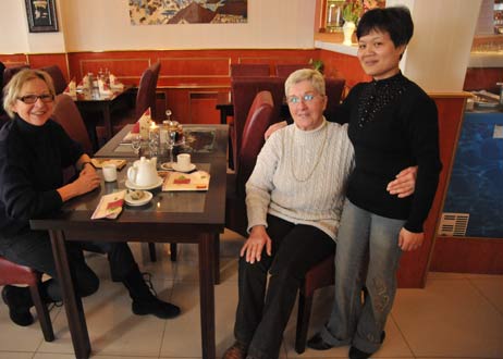 Chefin Frau Zaang mit zufriedenen Gästen. Die hatten von der Neueröffnung aus der Anzeige in »Travemünde Aktuell« erfahren. Foto: <b>TA</b>