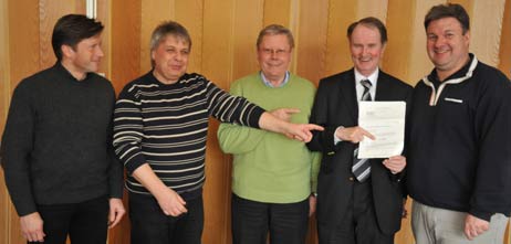 Freuten sich über die Zusage von der Possehl-Stiftung: Architekt Frank Wiechmann (links) und der TSV-Vorstand. Foto: <b>TA</b>