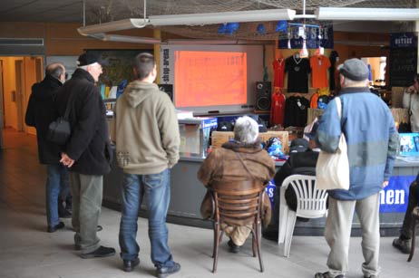 Videos der Kunst-Aktionen an der Schwimmbadkasse werden regelmäßig im Ruinen-Kino gezeigt. Auf youtube ist das Trauer-Lied »Oh Aqua-Top« der Renner, wurde schon 700 Mal abgerufen. Foto: <b>TA</b>