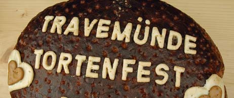 Das Travemünder Tortenfest fand viele Jahre im Brügmanngarten statt. Aus den Erlösen wurden Spielgeräte für den beliebten Piratenspielplatz finanziert, der ebenfalls zu Attraktivität Travemündes beiträgt. Foto: <b>ARCHIV TA</b>