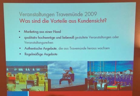 LTM-Geschäftsführerin Andrea Gastager erklärte bei der Vorstellung des Saisonprogramms Anfang 2009 im Travemünder Ortsrat die Herausforderungen beim Veranstaltungskonzept: »Die Herausforderung beim Veranstaltungskonzept war natürlich der Wunsch, einmal, dass alles so bleibt wie es war. Aber es trotzdem neu und schön werden soll. Das können also nicht mal wir leisten. Also hatten wir das Veranstaltungskonzept, das bisher war, die einzelnen Veranstaltungen durchgesprochen, haben gesagt: Was kann weiter finanziell unterstützt werden? Also wir sagen auch keine Veranstaltungen ab, das können wir gar nicht. Es gibt private Veranstalter und die sollen auch weiter hier Veranstaltungen machen. Das ist für uns überhaupt kein Problem. Da freuen wir uns sogar drüber. Es geht nur um den Zuschuss der Hansestadt Lübeck, also oft um die finanzielle Unterstützung. Beim Tortenfest, beim Lichterfest, bei vielen anderen Veranstaltungen. Auch das Drachenfest haben nicht wir abgesagt, darauf hat sich Herr Kirchhoff schon lange vorher mit dem Veranstalter auch geeinigt, das sind jedenfalls die Aussagen des Veranstalters. Ich möchte nur immer dazwischen auch ein paar Dinge richtig stellen, zu denen ich ja sonst auch nicht die Gelegenheit habe.« Foto: <b>ARCHIV TA</b>