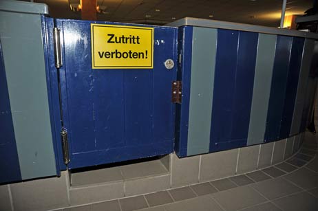 Die Zugangstür zur Schwimmbadkasse wurde mit einem Winkel verschraubt, von außen oder von innen. Niemand kommt mehr hinein oder hinaus. Foto: <b>TA</b>