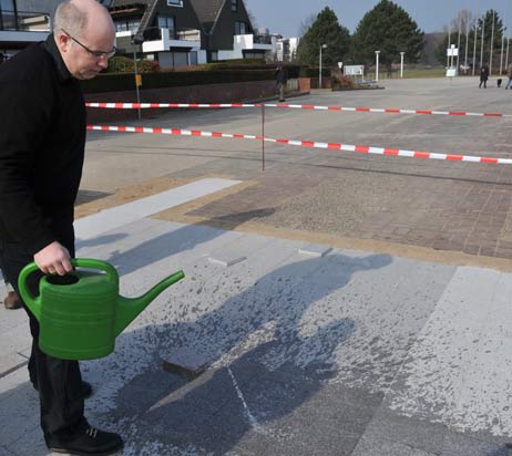Andreas Werning demonstrierte, wie sich der Stein verändert, wenn es in seltenen Fällen einmal regnet. Foto: <b>TA</b>