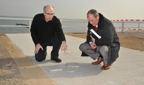 Planer Andreas Werning (links), hier mit Kurdirektor Uwe Kirchhoff, erläuterte die verschiedenen Materialien auf der Bemusterungsfläche. Foto: <b>TA</b>