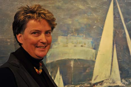 Viele Bilder hat sie eigens für die Ausstellung gemalt, in den großen Wandflächen des Ostholstein-Museums sieht sie die Chance, einmal große Werke in Acryl und Aquarell auf die Leinwand zu bringen: Die Travemünder Malerin Frauke Klatt, hier vor ihrem Werk »Respekt« (Acryl mit Sand, 2009). Fotos: <b>TA</b>