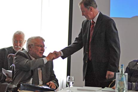 Klaus Petersen wünschte Senator Wolfgang Halbedel im Kurbetriebs-Ausschuss alles Gute für den Ruhestand. Foto: <b>TA</b>