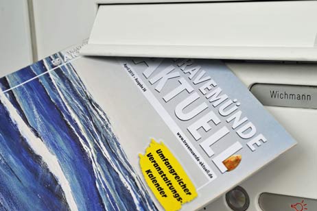 Die April-Ausgabe von »Travemünde Aktuell« wird wie immer in die Travemünder Haushalte verteilt. Foto: <b>TA</b>