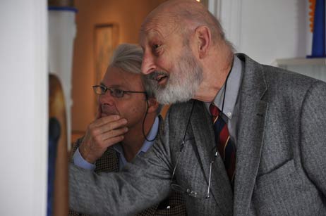 Welches Werk da wohl so intensiv studiert wird? Jürgen Dieckmann und Rolf Müller in der Künstlerei. Fotos: <b>TA</b>