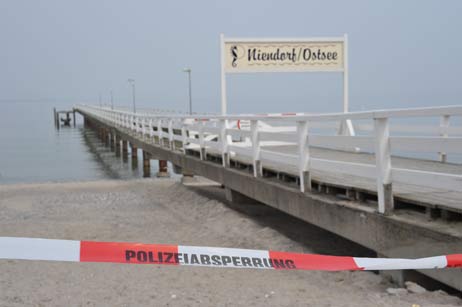 Der Strandabschnitt mit der Fundstelle bei der Niendorfer Seebrücke wurde abgesperrt. Foto: <b>TA</b>