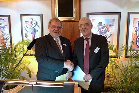 Der Stellvertretende Stadtpräsident Lienhard Böhnung (li) überbrachte die Grüße der Hansestadt Lübeck dem Vorstandsmitglied Wolf-Dietmar Szepan (re). Foto: <b>Karl Erhard Vögele</b>