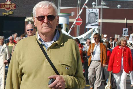 Wolfgang Hovestädt (SPD), hier bei einer Fährpreis-Demo, sieht bei der CDU ein »Versagen in Sachen Ostseecard«. Foto: <b>ARCHIV TA</b>