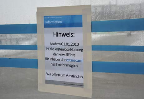 Ein Zettel im Wartehäuschen des Stadtverkehrs weist darauf hin: Ab 01.01.2010 keine kostenlose Fährnutzung mehr mit der Ostseecard. Foto: <b>ARCHIV TA</b>
