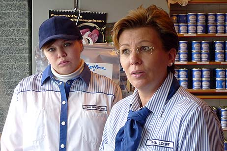 Elke Lohff (rechts) übernimmt Tatjana Semencenko (links) nach dem Langzeitpraktikum in die Ausbildung zur Fachverkäuferinnen-Lebensmittelhandwerk (Fleischerei). Alle Fotos: <b>KARL ERHARD VÖGELE</b>