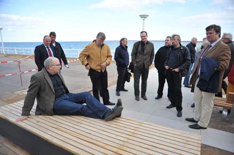 Ist Plantagenteak moralisch und ökologisch korrektes Holz? Auf der Bemusterungsfläche auf der Strandpromenade, hier bei einer Besichtigung durch den Bauausschuss, wurde unverfängliches Material verwendet. Foto: <b>TA</b>