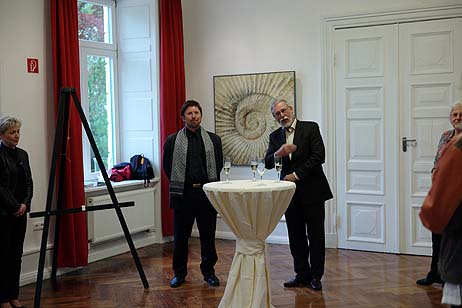 Olaf Hoppe (l.) bei der Eröffnung der Vernissage durch Hausherr Felix Gianoli (r.). Alle Fotos: <b>KARL ERHARD VÖGELE</b>