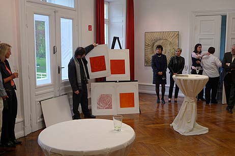 Der Künstler erklärt die einzelnen Schritte, wie ein mehrfarbiger Holzschnitt entsteht. Alle Fotos: <b>KARL ERHARD VÖGELE</b>