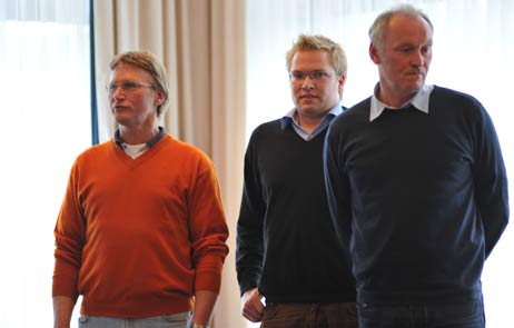 Peer Axel Rahn und Sebastian Amend vom Lübecker Yacht-Club stellten gemeinsam mit Uwe Bergmann (rechts) das TW-Programm 2010 vor. Foto: <b>TA</b>