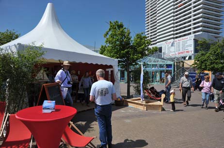 LTM-Stand vorm Aqua-Top mit Werbung für LTM-Kampagnen wie Wunscherfüller und Wohlfühlstadt. Foto: <b>TA</b>